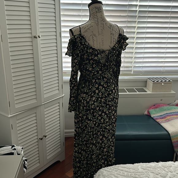 Floral Cold Shoulder Midi Dress - Picture 3 of 10